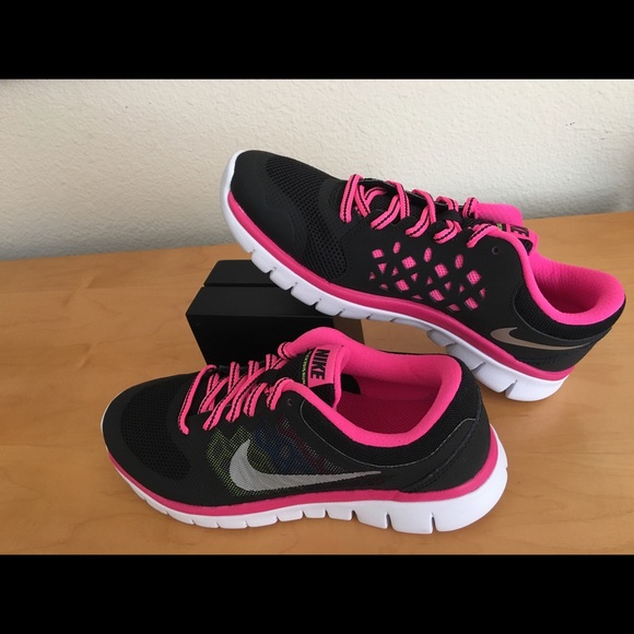 Women’s Nike - Picture 2 of 5